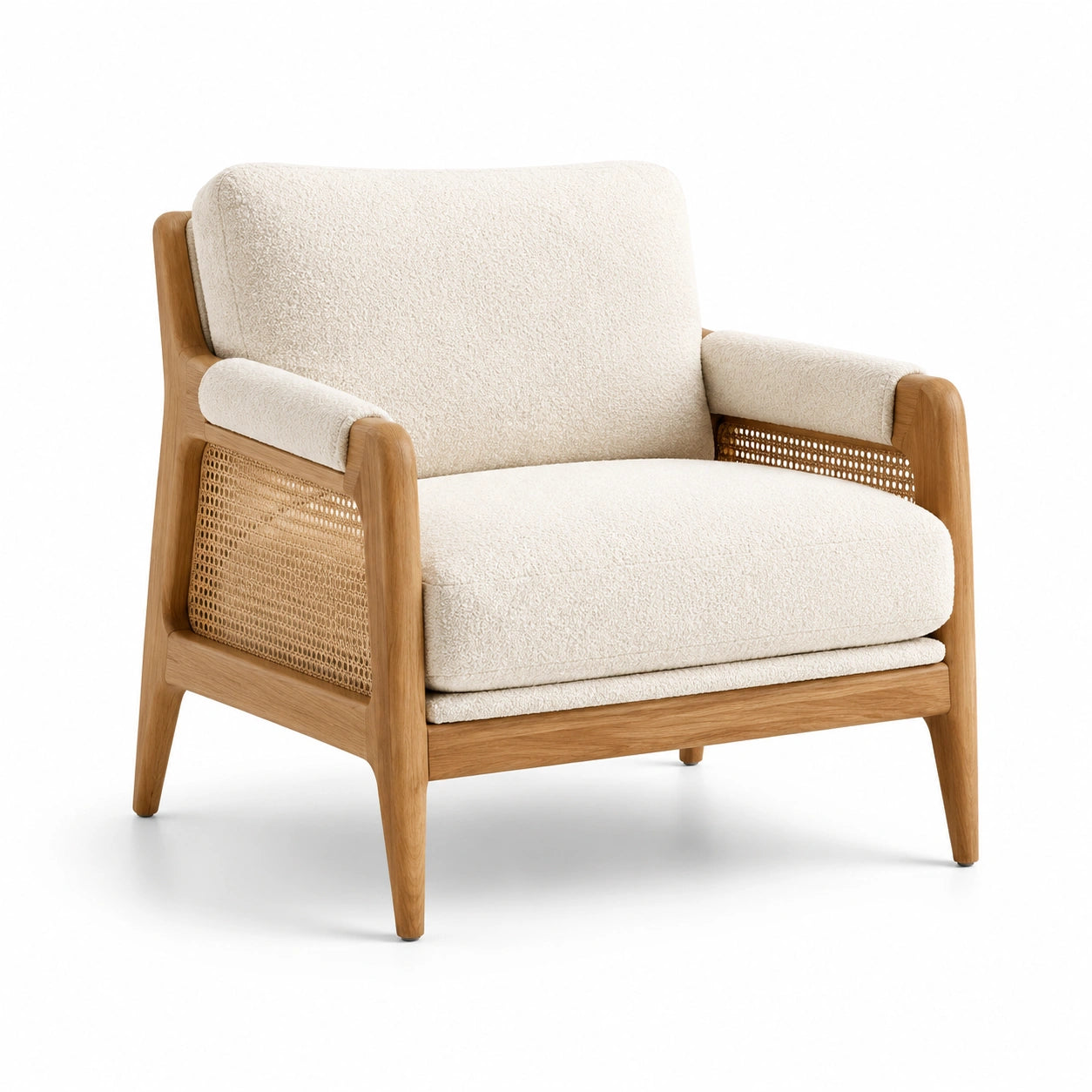 Poltrona in legno con tessuto bouclé crema e rattan